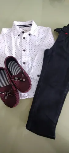 Roupa de menino infantil