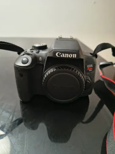  UMA  MÁQUINA FOTOGRÁFICA DIGITAL PROFISSIONAL DA MARCA CANON - EOS REBEL T6i (W)