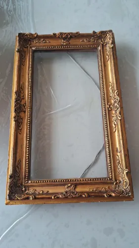 Moldura dourada antiga 38×60 cm  em madeira e relevo.