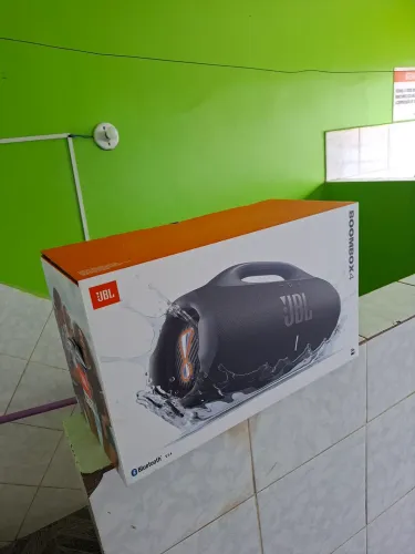 Bombox 4 lacrada com nota