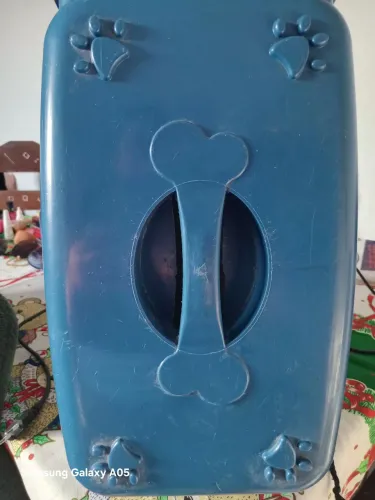 Porta gato cor azul e preto, porta tem que fechar com fio.