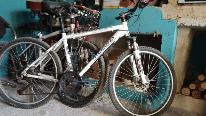 Mountain Bike aro 26 com 27 Marchas e freio a disco mecânico.