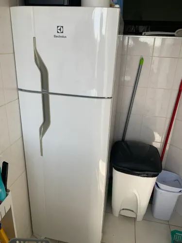 Geladeira 220v usada em bom estado - precisa de carga de gás 