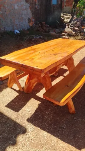 Jogo de mesa e banco rústicos