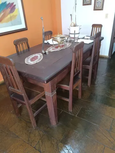 Mesa de madeira de lei.