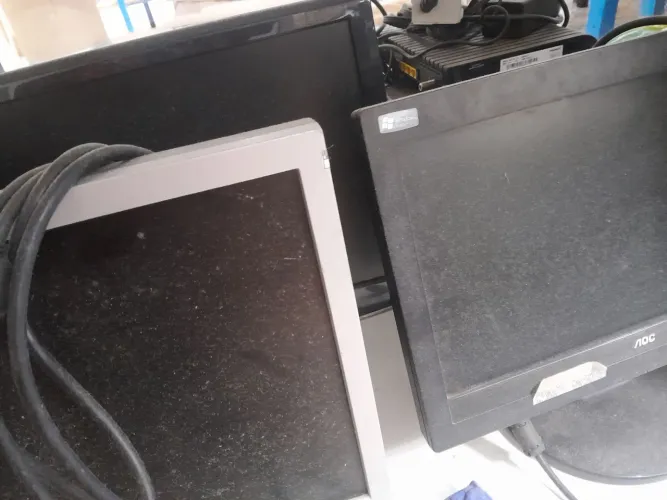 Sucata de 4 monitores