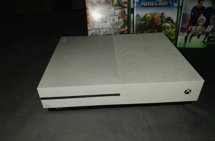 Vendo xbox one s 500gb. Acompanha cabos, controle e 3 jogos originais. Preços a negociar.
