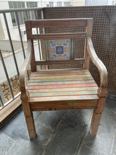 Poltrona Rústica de Madeira com Azulejo Decorativo