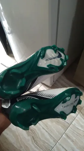Chuteira Nike novinha só usada uma vez 41