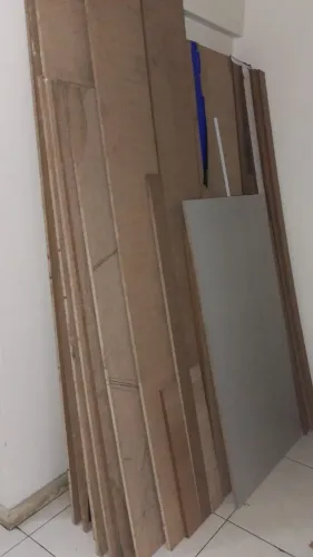 Conjunto de painéis e prateleiras em MDF pra montagem de móveis diversos - 16 peças