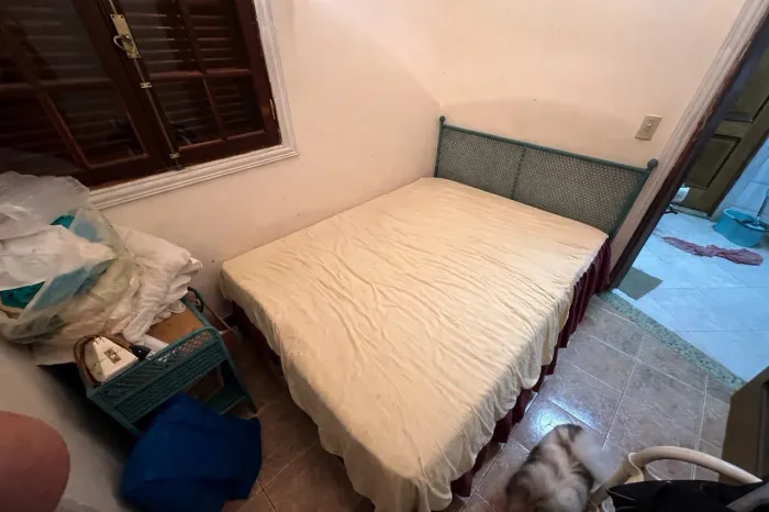 Estrado com cabeceira e duas mesas de cabeceira