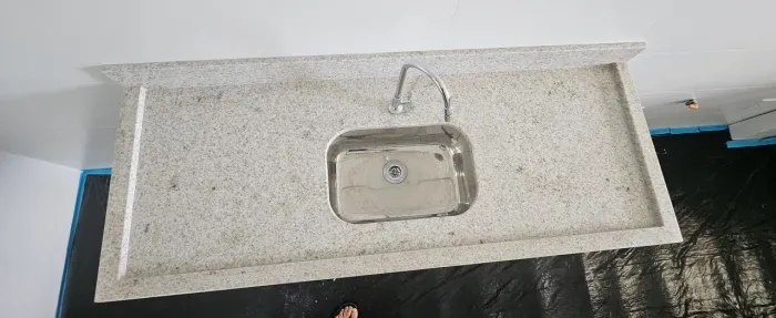 Bancada pia de cozinha com cuba de alumínio.