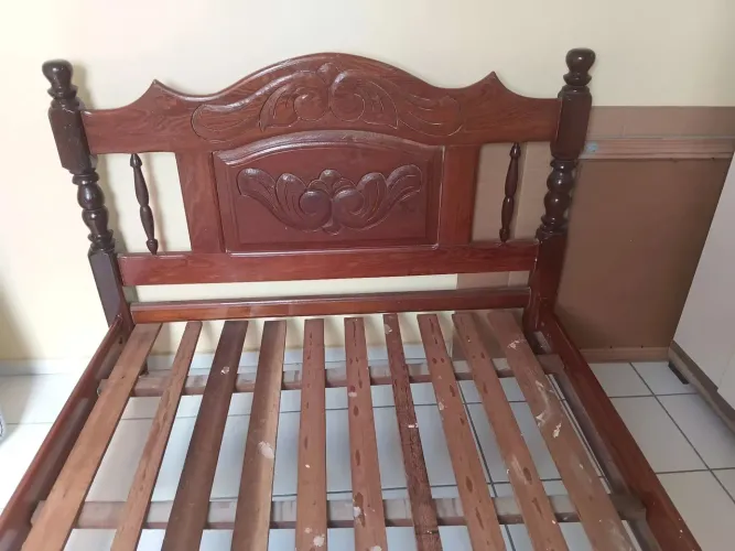 Cama casal em madeira de lei