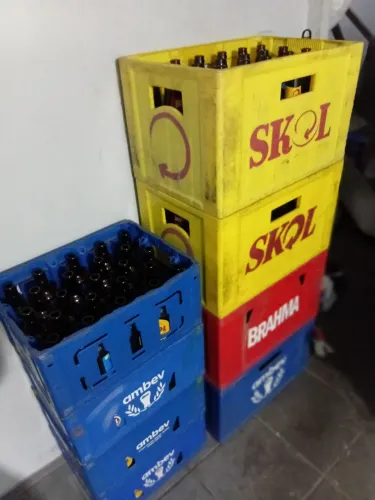 Engradados de cerveja 600ml completos e 330ml completos.  300 reais tudo.
