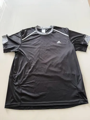 Camisa Adidas Dri-Fit Preta com detalhes GG Para academia SEM MARCAS DE USO