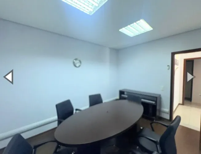 Mesa de reunião com seis cadeiras com rodízios
