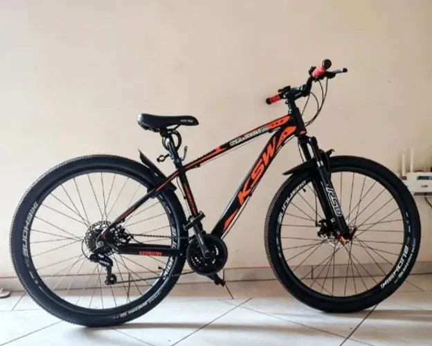 Vendo Bike Aro 29 ,semi nova pneus novos Câmaras novas junto com proteção de corrente 