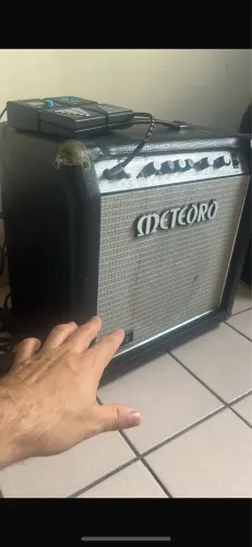 Pedaleira zoom e cubo de guitarra