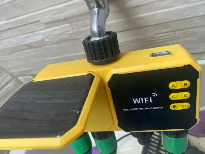 Controlador de irrigação Wi-Fi 4 zonas Tuya com bateria e painel solar