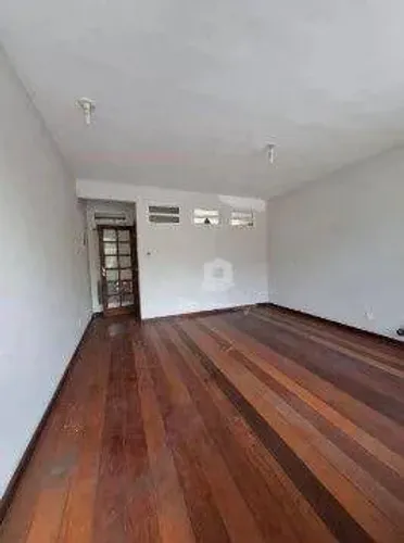 Prédio Inteiro à Venda no Centro de Niterói com 558m²