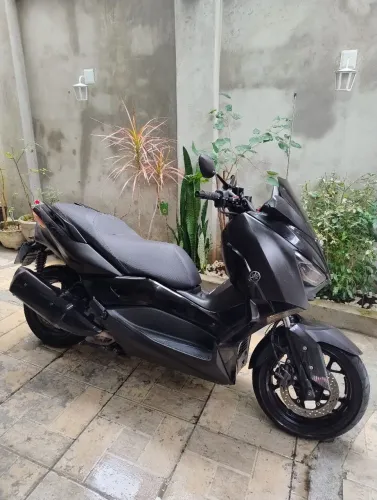 Moto XMax em excelente estado e baixa quilometragem