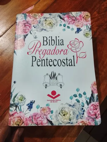 Vendo bíblia de estudo para mulher