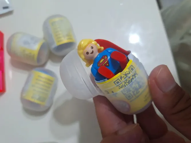 Playmobil kinder ovo dc liga da justiça super moça <br>Abraço