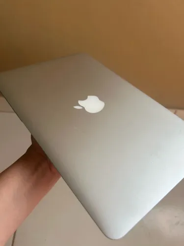 MACBOOK AIR