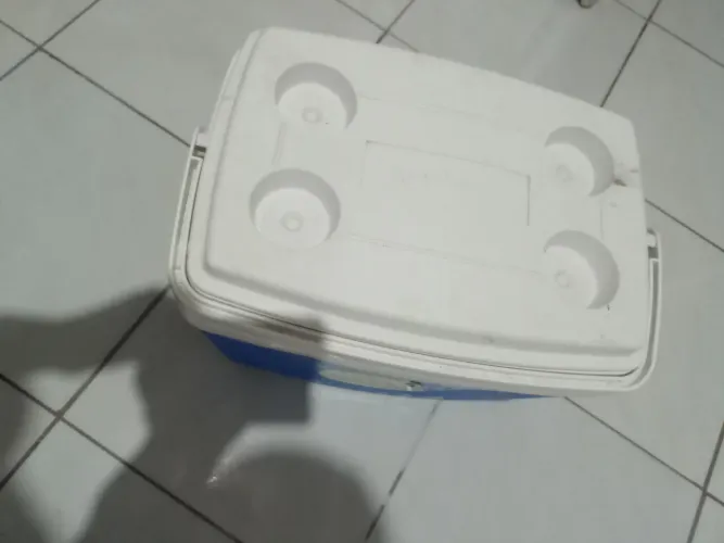 Cooler grande em ótimo estado de conservação.