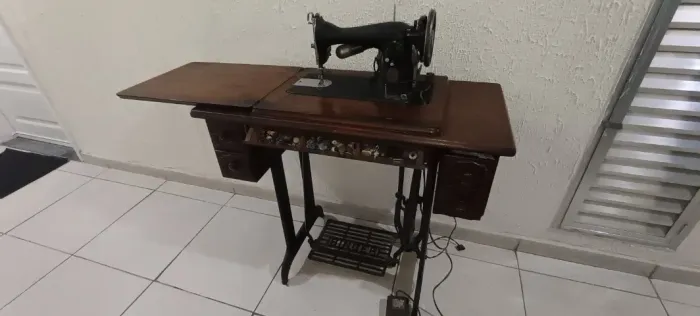 Máquina de Costura Singer Vintage com Gabinete em Madeira e Base de Ferro