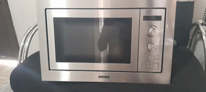 Forno elétrico 70 lts de imbutir . Micro-ondas de 25 lts de imbutir . Tramontina.
