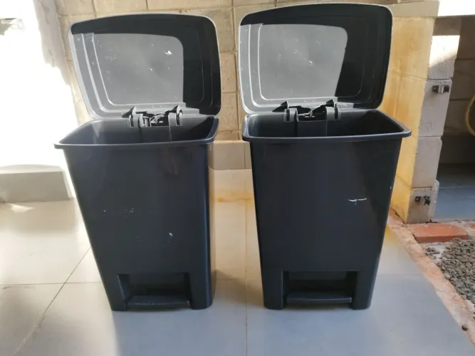 2 LIXEIRAS COM PEDAL PRETA | PISA ABRE, PISA FECHA - 35 LITROS