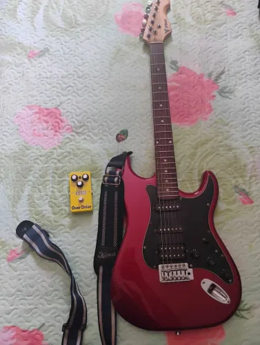 Guitarra Phx acompanhada com pedal Axcess Overdrive