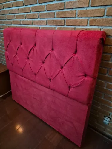 Cabeceira Vermelha - Elegante e Confortável