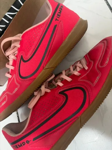 Chuteira Nike feminina, tamanho 40, seminova e muito bem conservada! Usada só 3x. R$250.