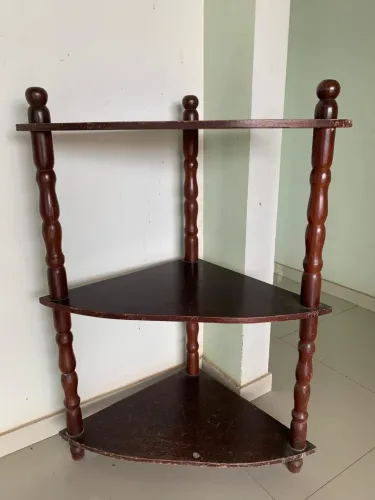 Cantoneira/ estante de madeira classica