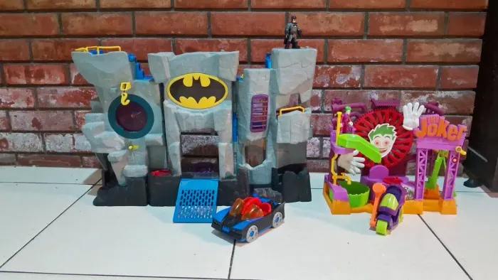 Batcaverna e Fábrica do Riso Imaginext 