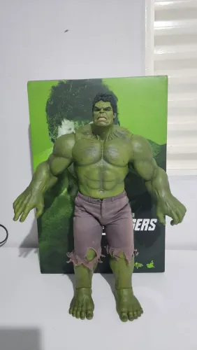 Hot Toys Huk- Avengers (Usado)