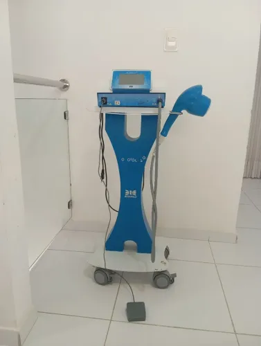 Sua clínica Completa: lipocavitação focalizada+ radiofrequência + plataforma Vibratória 