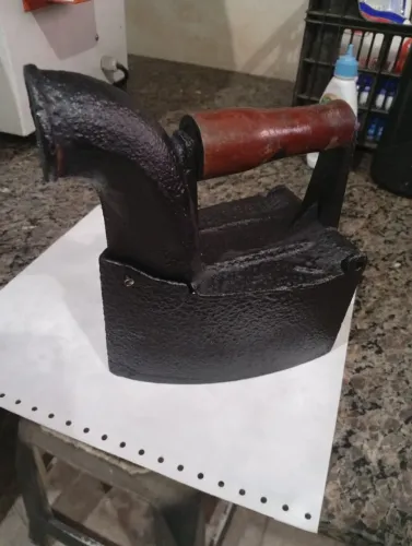 Ferro de passar roupa antigo