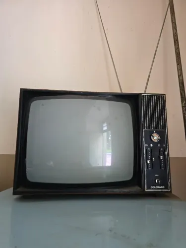 TV retrô original preto e branco (item de colecionador)