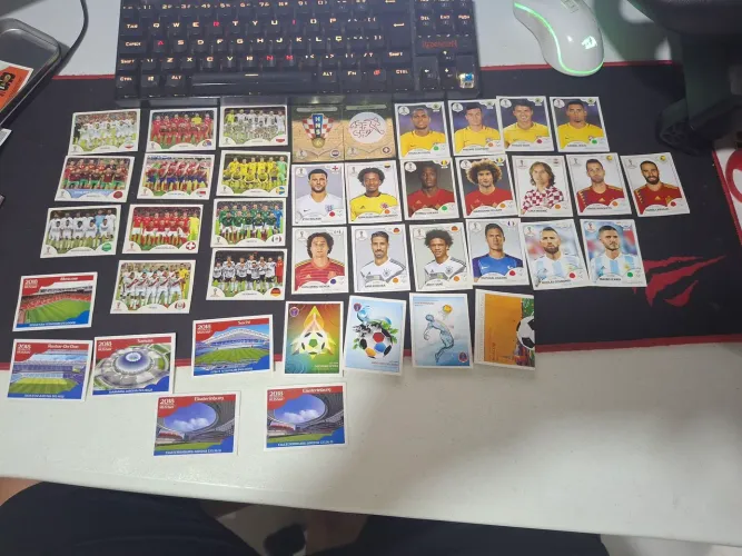 40 figurinhas 2018 + 7 figurinhas 2022