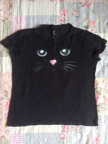 Desapego blusa preta estampa de gato