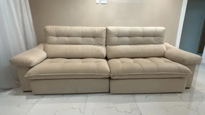 Sofá Aramis Retrátil e Reclinável Off White Impermeabilizado - Viggore