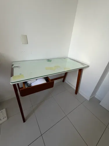 Mesa de estudo - com tampo de vidro
