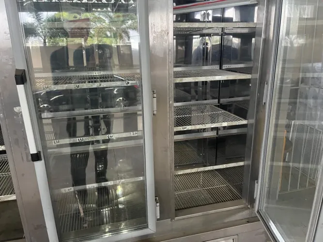 Vendo geladeira expositora de bebidas ou alimentos 