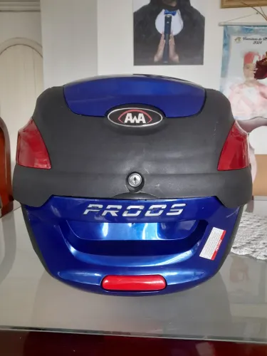 Vendo baú azul da moto fazzer 25 ano 2021/2022. Acompanha suporte de fixação.
