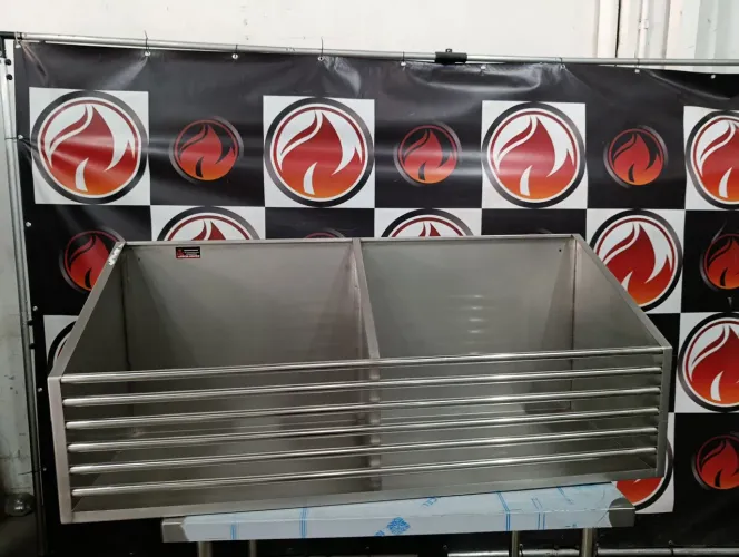 Fruteira 1,20x40x50. com 2 divisórias toda no aço inox <br>frente tubular nova