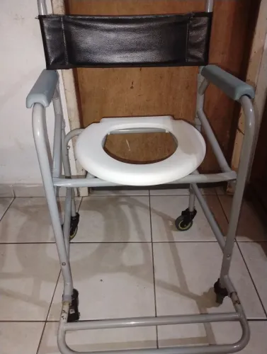 cadeira de banho DellaMed dobrável.