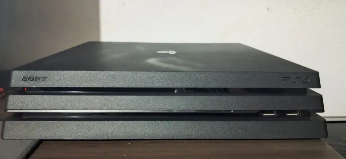 Ps4 Pro (Semi Novo) com 6 jogos